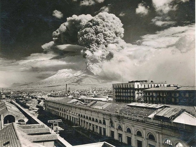 Eruzione del Vesuvio vista dalla stazione ferroviaria di Napoli Piazza Garibaldi (1944)