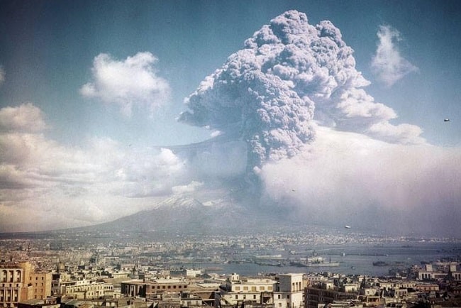 Il Vesuvio in eruzione visto da Napoli (1944)